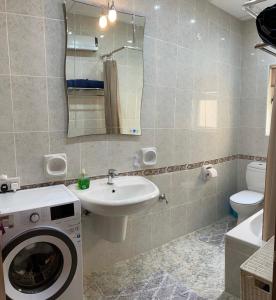 La salle de bains est pourvue d'un lave-linge et d'un lavabo. dans l'établissement Sunrise Apt - Modern Studio Apt near the Beach, à Birżebbuġa