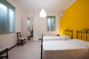 a bedroom with two beds and a table and chairs at B&B LA QUERCIA DI MERY in Ravarino