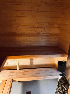 a inside of a wooden sauna with a bucket at Kuuselepa klaaskuppel in Tartu