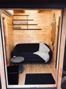 Кровать или кровати в номере Kuuselepa klaaskuppel
