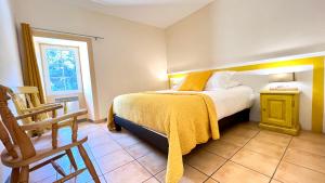 Postel nebo postele na pokoji v ubytování Logis Hôtel Restaurant Le Domaine de l'Eau Vive