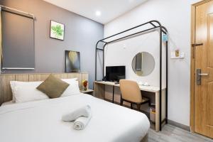 The Cozy Inn Hotel Ho Chi Minh tesisinde bir odada yatak veya yataklar
