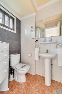 een badkamer met een toilet en een wastafel bij Apartamentos Don Quijote in Playa del Inglés