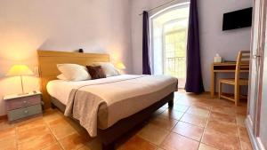 Postel nebo postele na pokoji v ubytování Logis Hôtel Restaurant Le Domaine de l'Eau Vive