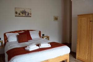 Postel nebo postele na pokoji v ubytování La Tana del Tasso Rooms&Breakfast
