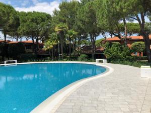 - une piscine dans une cour arborée dans l'établissement Villaggio Euroresidence, à Bibione