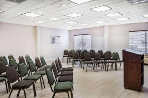 una sala conferenze con sedie e un podio di Wingate by Wyndham Atlanta-Duluth a Duluth