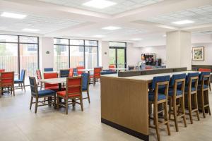 A restaurant or other place to eat at Wingate by Wyndham Atlanta-Duluth