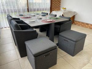 tavolo da pranzo con sedie, piatti e bicchieri di 32 parc des sports chez catherve a Saint-Médard-de-Guizières