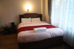 Hotel Nepal Inn Sauraha客房内的一张或多张床位