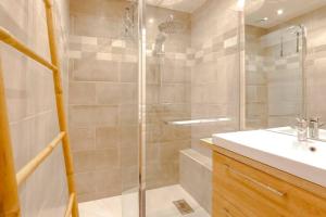 ein Badezimmer mit Dusche und Waschbecken in der Unterkunft French Riviera 1 bedroom on the beach facing Cannes in Théoule-sur-Mer + 29 Fotos