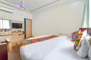 Postel nebo postele na pokoji v ubytování FabHotel Raj Ratna - Nr Ashram Road