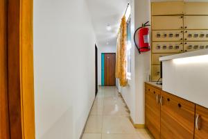 Kuchyň nebo kuchyňský kout v ubytování FabHotel Raj Ratna - Nr Ashram Road
