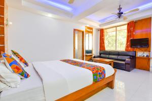 Postel nebo postele na pokoji v ubytování FabHotel Raj Ratna - Nr Ashram Road