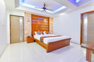 Postel nebo postele na pokoji v ubytování FabHotel Raj Ratna - Nr Ashram Road