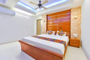 Postel nebo postele na pokoji v ubytování FabHotel Raj Ratna - Nr Ashram Road