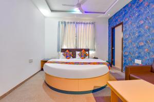 Postel nebo postele na pokoji v ubytování FabHotel Raj Ratna - Nr Ashram Road
