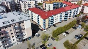 una vista aérea de un edificio con aparcamiento en Apartament Swarzędz, en Swarzędz