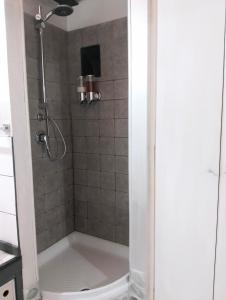 A bathroom at La petite maison de Claire