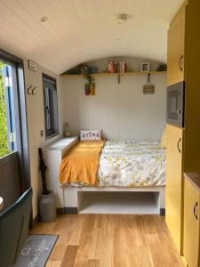 1 dormitorio con 1 cama en una casa pequeña en Atlantic Way Shepherd Hut en Moville