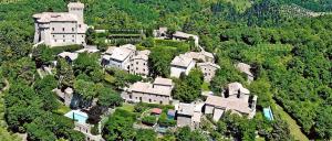 una vista aérea de una gran casa en una colina en Casa Demo, en Fighine