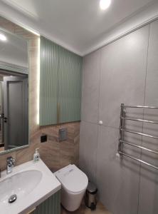 Koupelna v ubytování 2-комн на Молдагулова