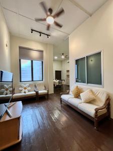 Χώρος καθιστικού στο The Neighbour KKB - Rooms with shared bathroom - Whole unit has 4 rooms