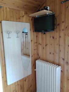a room with a tv and two radiator at Sasso Nero in Chiesa in Valmalenco