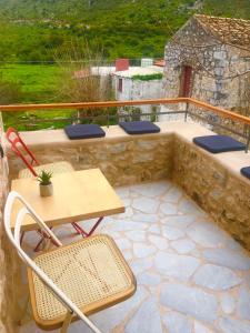 Ein Balkon oder eine Terrasse in der Unterkunft Pyrrichos Stone House
