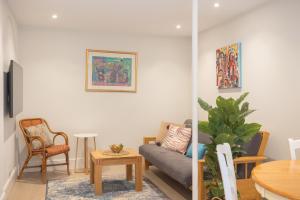 sala de estar con sofá y mesa en Spacious 1BR Victorian Cheltenham flat in Cotswolds Sleeps 4 - FREE Parking, en Cheltenham