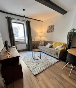 - un salon avec un canapé et une table dans l'établissement Nuits paisibles, à Aubière