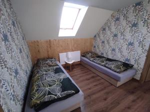 um quarto com duas camas e uma janela em Gościniec Polna Pszczoła em Zabór