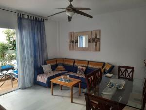 uma sala de estar com uma cama e uma mesa de jantar em Amplio apartamento en La Barrosa em Novo Sancti Petri