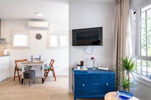 een woonkamer met een blauwe dressoir en een tafel bij CASA NOAH a 250m de la playa NUEVO in La Cala de Mijas