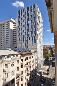 wysoki budynek z panelami słonecznymi na górze w obiekcie Teryan street, 4 bedrooms Luxury, Unique apartment TT888 w Erywaniu