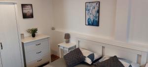 een woonkamer met een bank en een tafel met een lamp bij Apartments Vukalovic 2 in Medulin