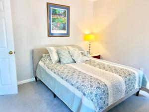 1 cama en un dormitorio con una foto en la pared en Golf Front SFH, 3 BR, 2 BA, 4 beds, sleep 6 on Pinehurst #6, en Pinehurst