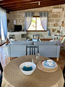 uma sala de estar com uma mesa e um sofá em Casa Cueva - L&L em Santa Cruz de Tenerife
