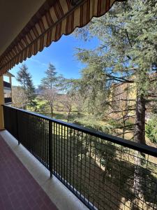 d'un balcon avec vue sur un champ et des arbres. dans l'établissement Camera privata La Mura, à La Mura