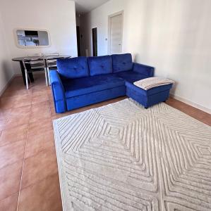um sofá azul numa sala de estar com uma mesa em Camera privata La Mura em La Mura