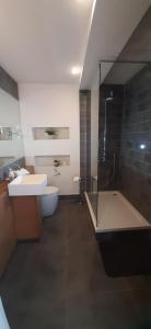 Ένα μπάνιο στο Rare luxury Harbourview apartment sleeps 6