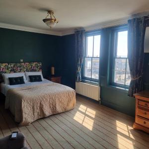 Un pat sau paturi într-o cameră la The Royal Oak Hotel