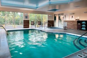 uma grande piscina com água azul num quarto de hotel em Fairfield Inn & Suites by Marriott Buffalo Amherst/University em Amherst