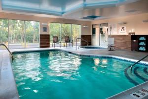 ein großer Pool mit blauem Wasser in einem Hotelzimmer in der Unterkunft Fairfield Inn & Suites by Marriott Buffalo Amherst/University in Amherst