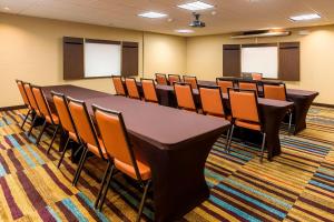 una sala de conferencias con una mesa larga y sillas en Fairfield Inn & Suites Dallas Park Central, en Dallas