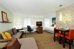 um quarto de hotel com uma cama e uma sala de estar em Residence Inn Colorado Springs South em Colorado Springs