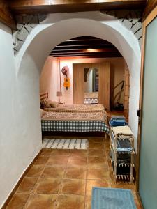 um quarto com uma cama num quarto com um arco em Casa Cueva - L&L em Santa Cruz de Tenerife