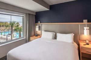 เตียงในห้องที่ Residence Inn by Marriott Jekyll Island