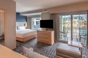 เตียงในห้องที่ Residence Inn by Marriott Jekyll Island
