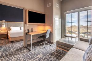 เตียงในห้องที่ Residence Inn by Marriott Jekyll Island